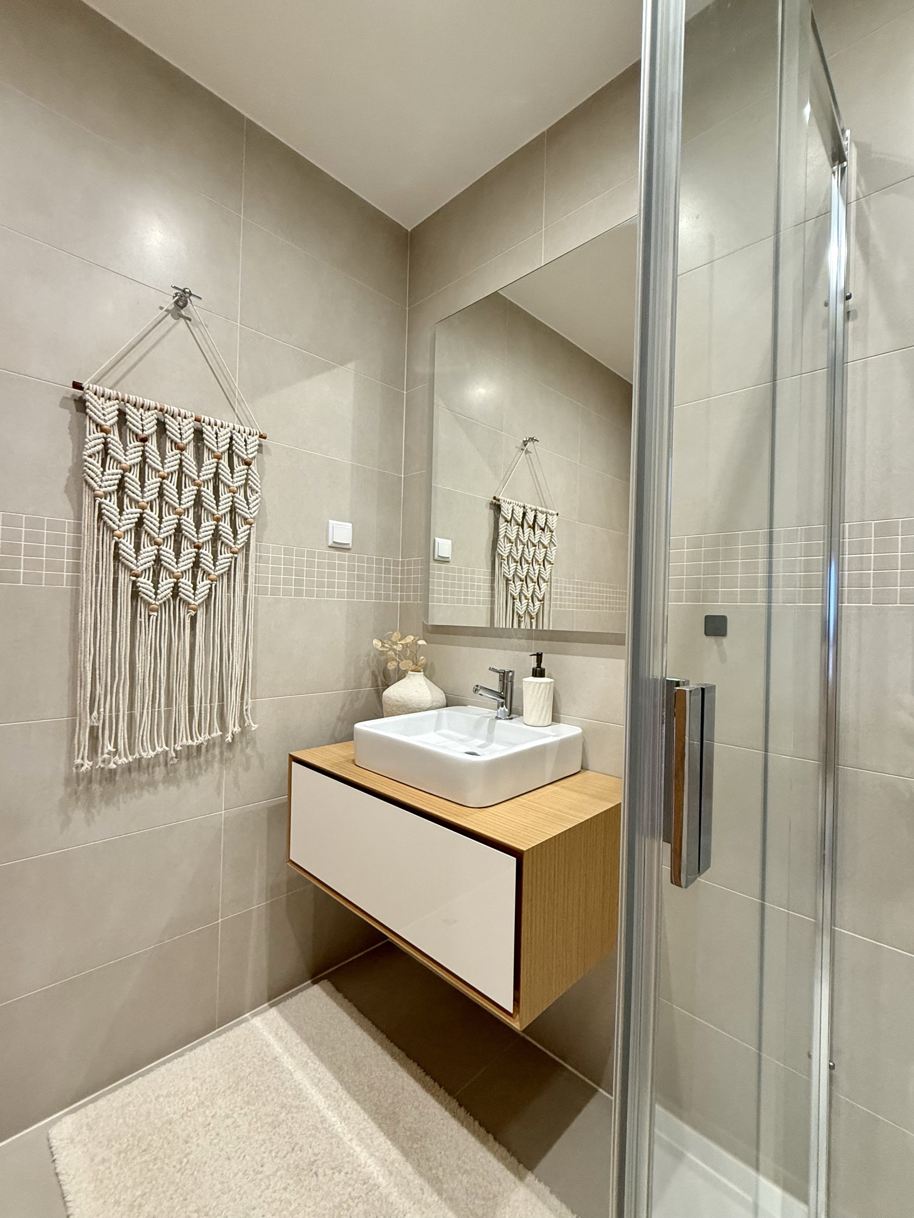 En-suite bathroom with walk-in shower